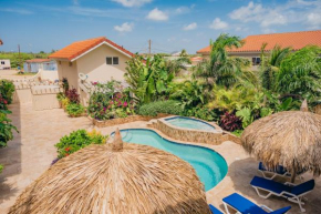 Spacious 4-bedroom apartment 2 km from Eagle beach